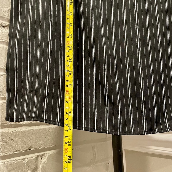 BCBG MaxAzria Tunic Blouse Size XS Black and White. Stylish short-sleeved design - Picture 9 of 9